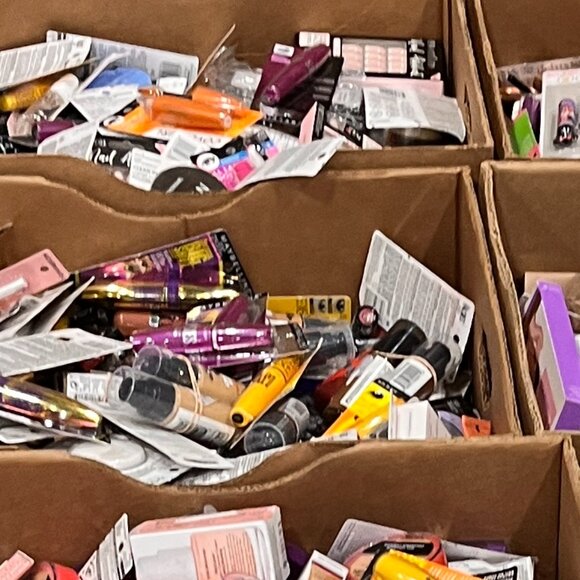 50 WHOLESALE COSMETICS BULK LOT MIXED BRANDS NEW CURRENT - Picture 7 of 13